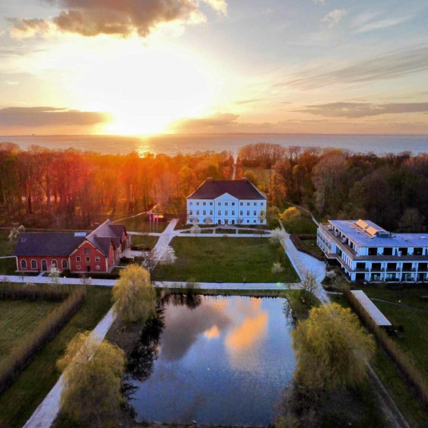 Schlossgut Gross Schwansee Ngoại thất bức ảnh Aerial view of the campus