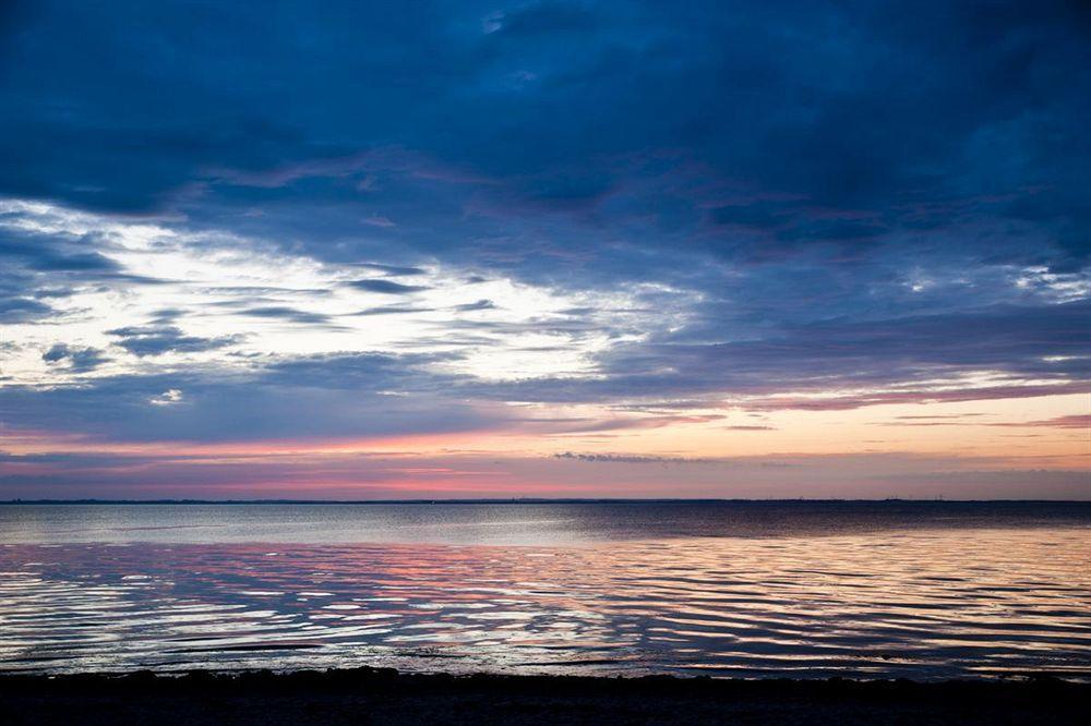 Schlossgut Gross Schwansee Ngoại thất bức ảnh Sunset over the Gulf of Riga