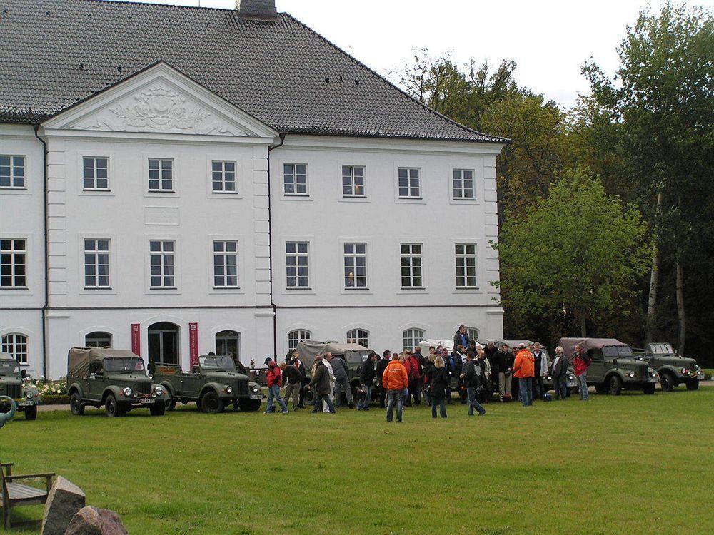 Schlossgut Gross Schwansee Ngoại thất bức ảnh The former officers' mess