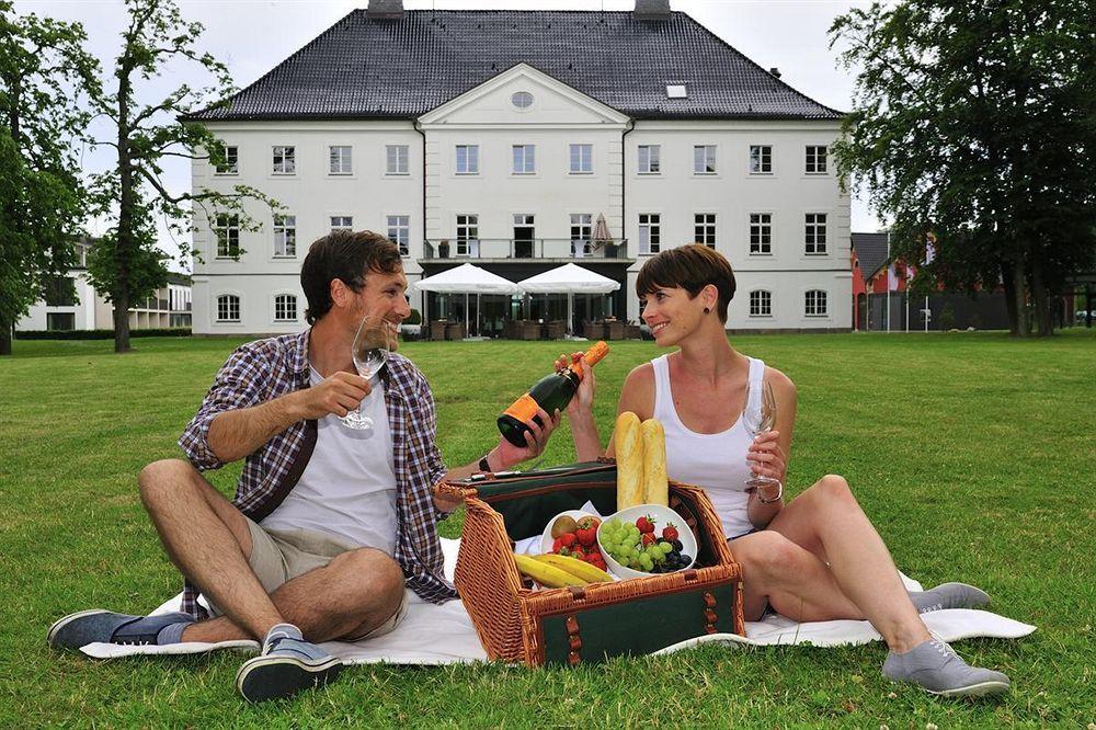 Schlossgut Gross Schwansee Ngoại thất bức ảnh A picnic in Germany