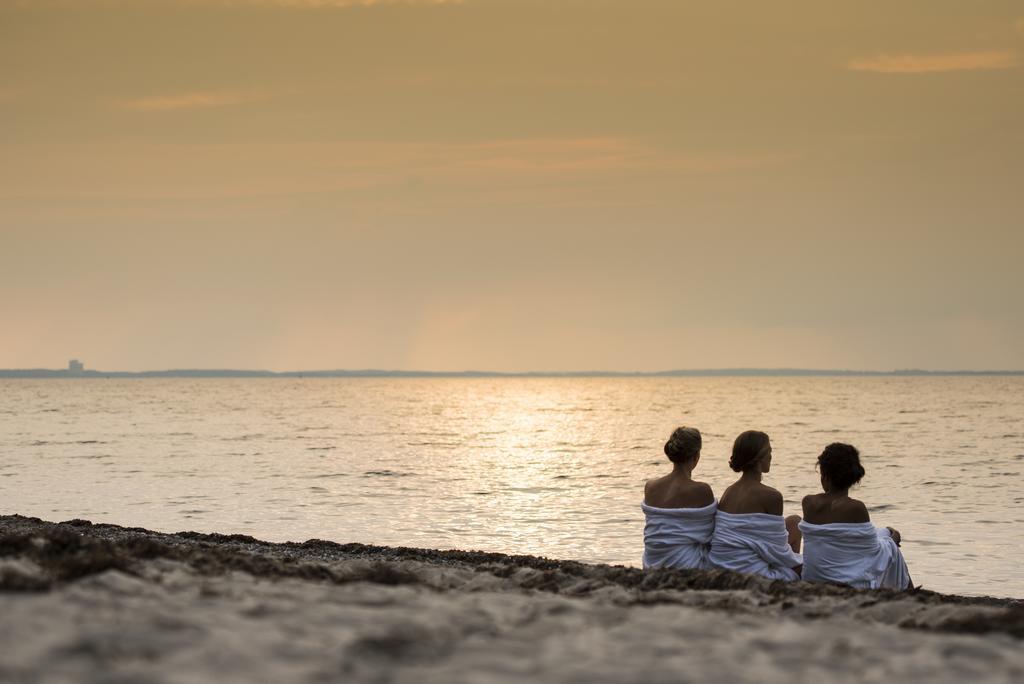 Schlossgut Gross Schwansee Ngoại thất bức ảnh Sunset at the beach