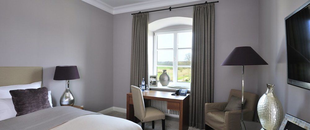 Schlossgut Gross Schwansee Ngoại thất bức ảnh Curtains in a bedroom